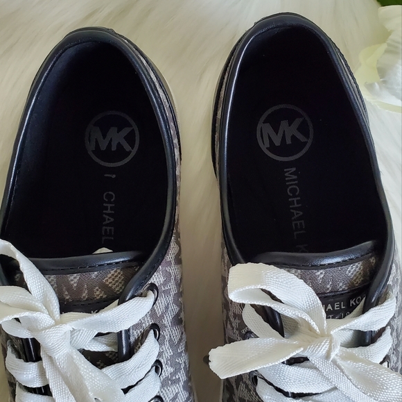 Michael Kors Sneaker Size 7 ♥️ - Picture 3 of 11